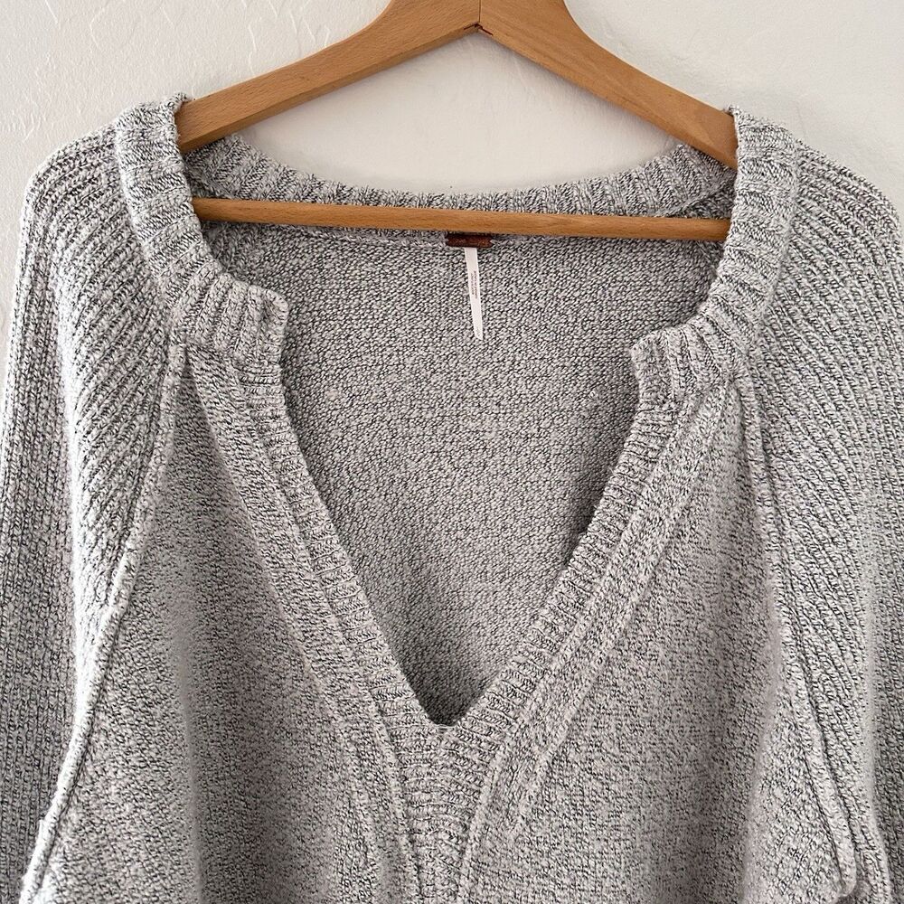 Free People Lovely Lines Bell-Sleeve Plunging V-Neck Sweater in Gray Size Large - Picture 4 of 14